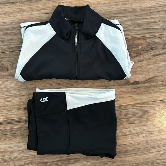 GOOD AMERICAN PERFORMANCE tracksuit. Black & white crop jacket w leggings - Picture 8 of 8